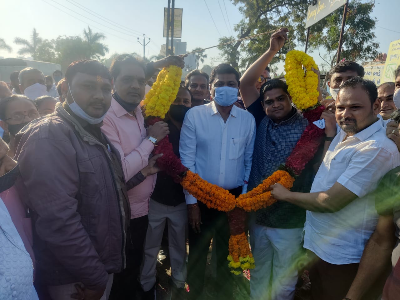 મોટા વરાછાથી દુઃખિયાના દરબાર સુધીના હયાત 4.5 મી.રોડને પહોળો કરી 9 મી.સુધી બનાવવાની કામગીરીનું ખાતમુહૂર્ત