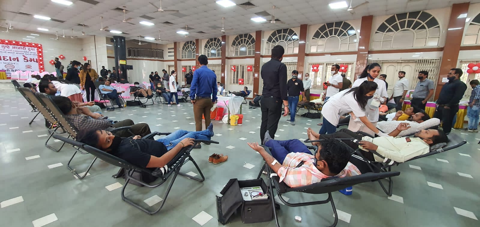 SURAT : નેતાજી સુભાષચંદ્ર બોઝની જન્મજયંતી દિવસે યોજાયેલ મહારક્તદાન કેમ્પમાં 352 રક્તયુનિટ એકઠું કરાયું