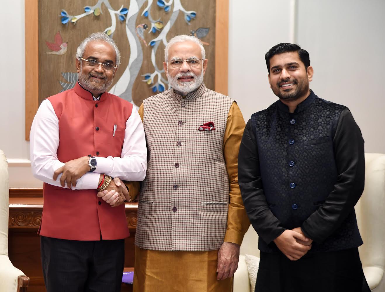 હીરાના વેપારી દુધાળા ગામના સવજીભાઈ ધોળકિયાને પદ્મશ્રી એવોર્ડથી સન્માનિત કરાયા -