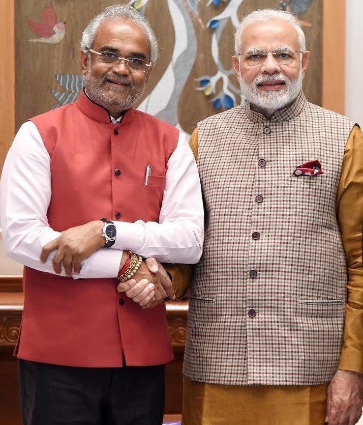 હીરાના વેપારી દુધાળા ગામના સવજીભાઈ ધોળકિયાને પદ્મશ્રી એવોર્ડથી સન્માનિત કરાયા -
