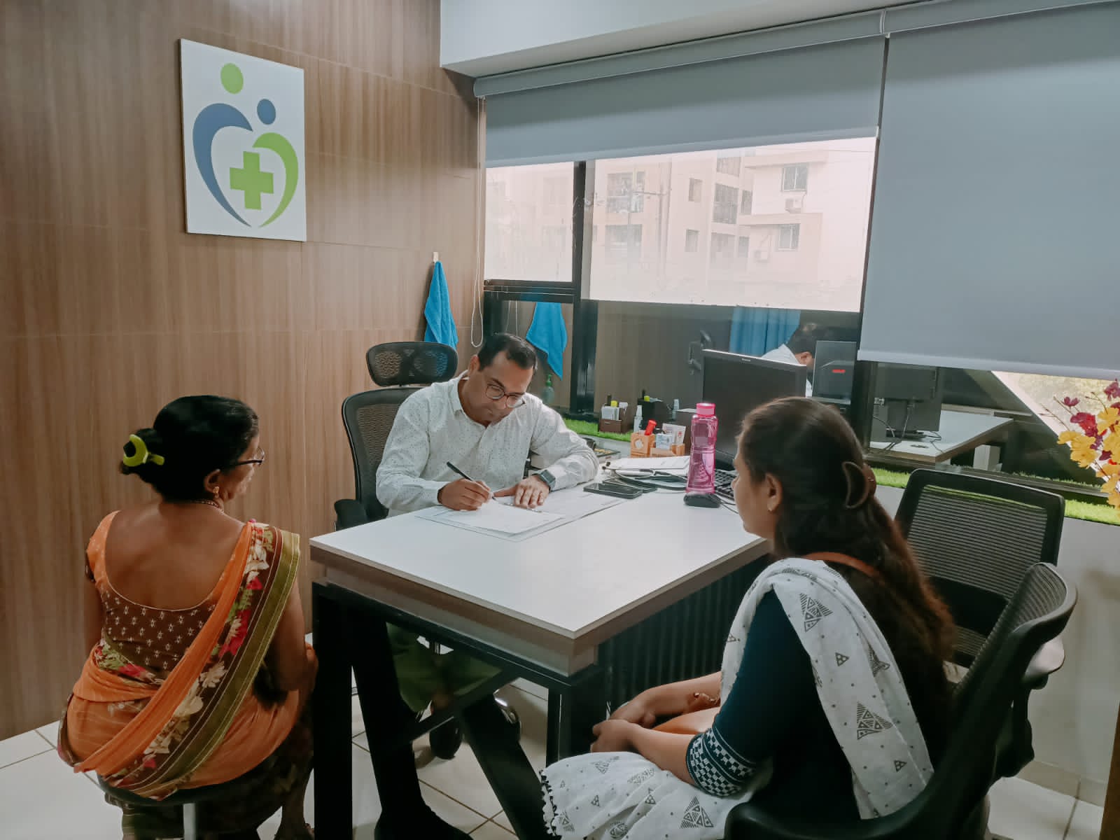 સુરત : વિશ્વ મહિલા દિવસ નિમિત્તે યુવા સંસ્કૃતિ ચેરીટેબલ ટ્રસ્ટ-સુરત દ્વારા હિમાયા હોસ્પિટલ ખાતે ફ્રી મહિલા મેડીકલ ચેકઅપ કેમ્પનું આયોજન કરવામાં આવ્યું.