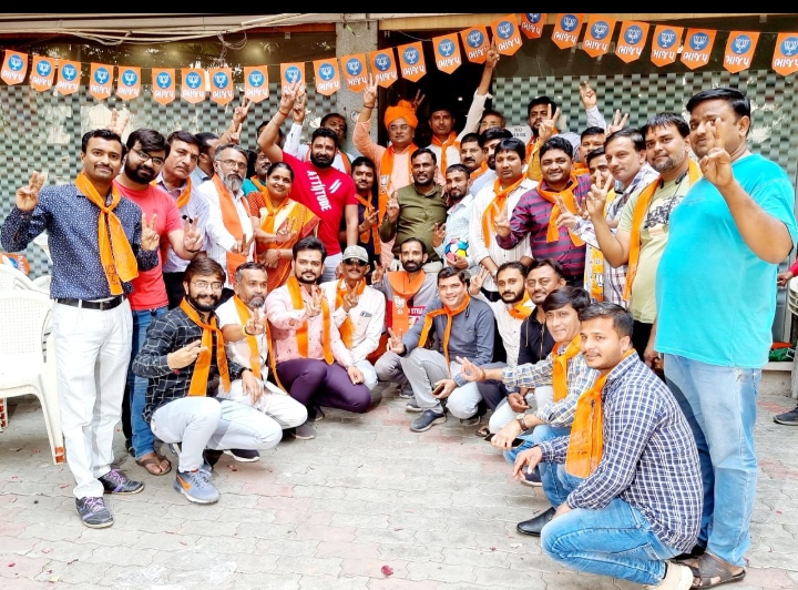 સુરતમાં વિજયોત્સવ: 4 રાજ્યોની ચૂંટણીમાં ભાજપને બહુમતી મળતાં સુરત ભાજપમાં કાર્યકરોની ફટાકડા ફોડી આતશબાજી 