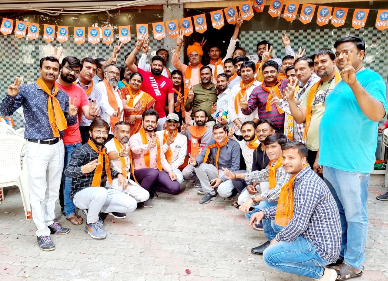 સુરતમાં વિજયોત્સવ: 4 રાજ્યોની ચૂંટણીમાં ભાજપને બહુમતી મળતાં સુરત ભાજપમાં કાર્યકરોની ફટાકડા ફોડી આતશબાજી 