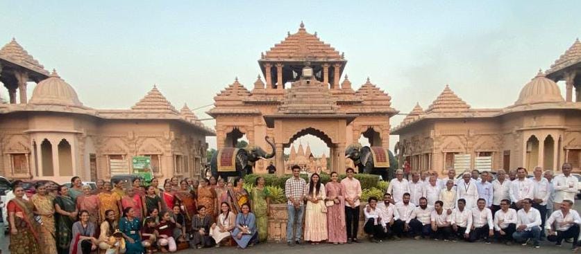 સુરતના વરાછાના નવદંપતીએ કરાવી વડીલોને વિનામુલ્યે તીર્થયાત્રા