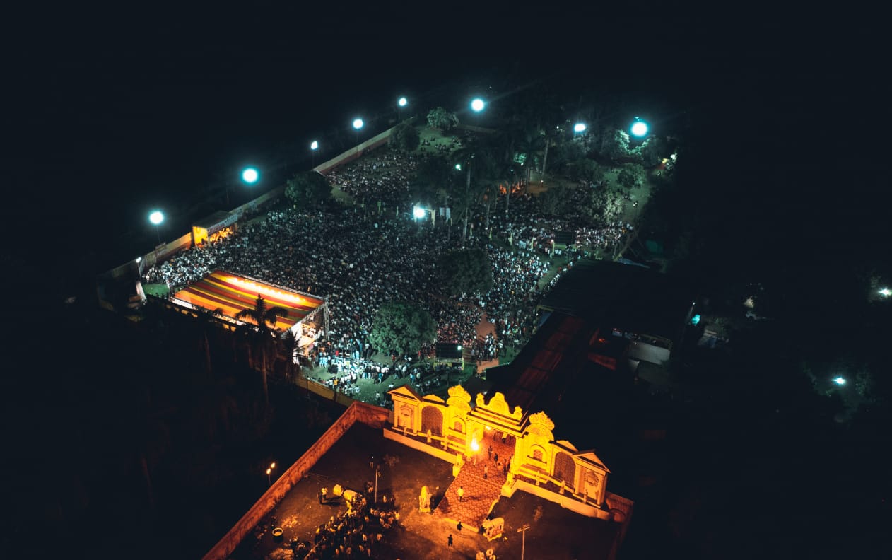 કોરાનાકાળ બાદ સુરતના સાગવાડી ફાર્મમાં યોજાયો સૌથી મોટો લોકડાયરો, મહિલાઓએ કર્યો નોટોનો વરસાદ 