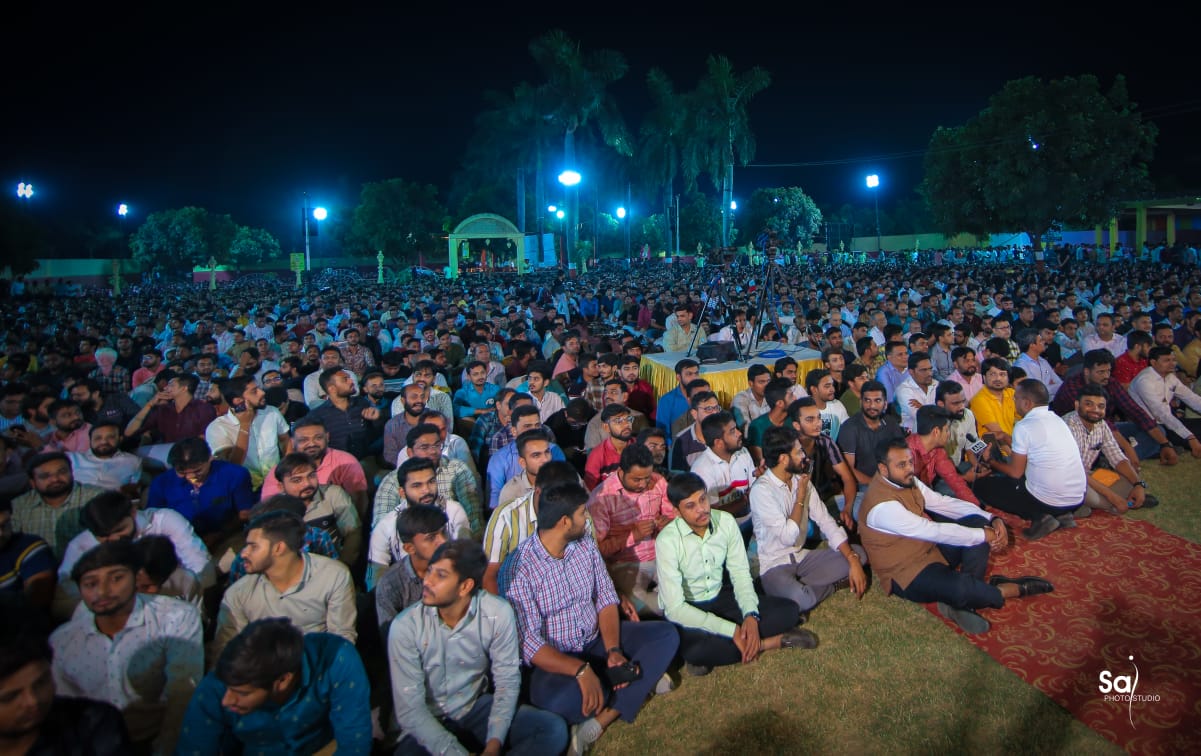 કોરાનાકાળ બાદ સુરતના સાગવાડી ફાર્મમાં યોજાયો સૌથી મોટો લોકડાયરો, મહિલાઓએ કર્યો નોટોનો વરસાદ 