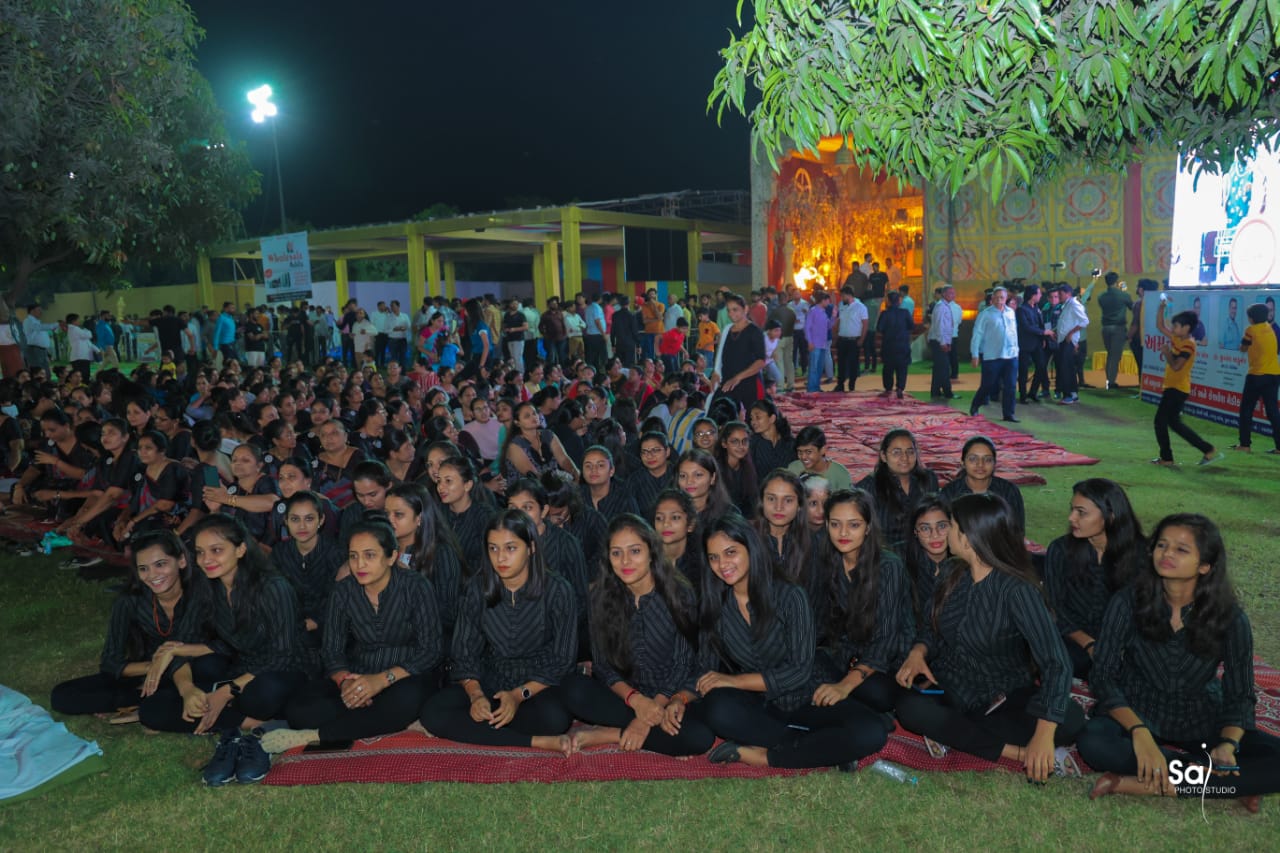 કોરાનાકાળ બાદ સુરતના સાગવાડી ફાર્મમાં યોજાયો સૌથી મોટો લોકડાયરો, મહિલાઓએ કર્યો નોટોનો વરસાદ 
