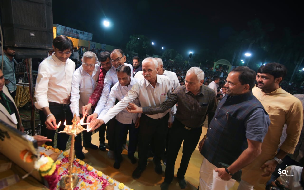 કોરાનાકાળ બાદ સુરતના સાગવાડી ફાર્મમાં યોજાયો સૌથી મોટો લોકડાયરો, મહિલાઓએ કર્યો નોટોનો વરસાદ 