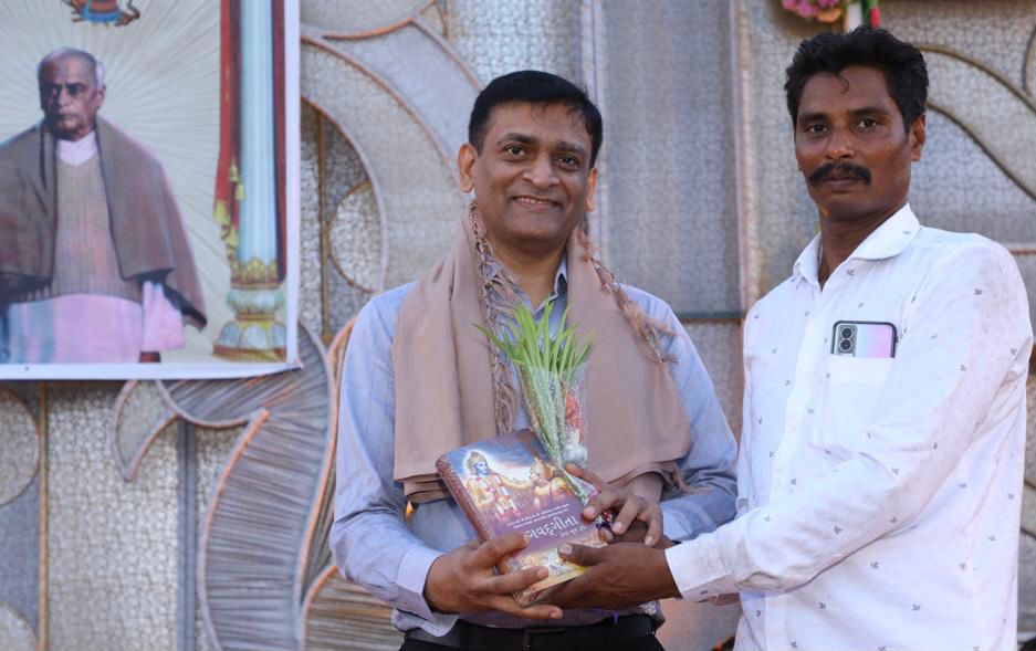 સુરતમાં કાથરોટીયા પરિવારના ત્રીજા સ્નેહમિલનમાં ડો. પ્રફુલ્લભાઈ શિરોયાનું સન્માન