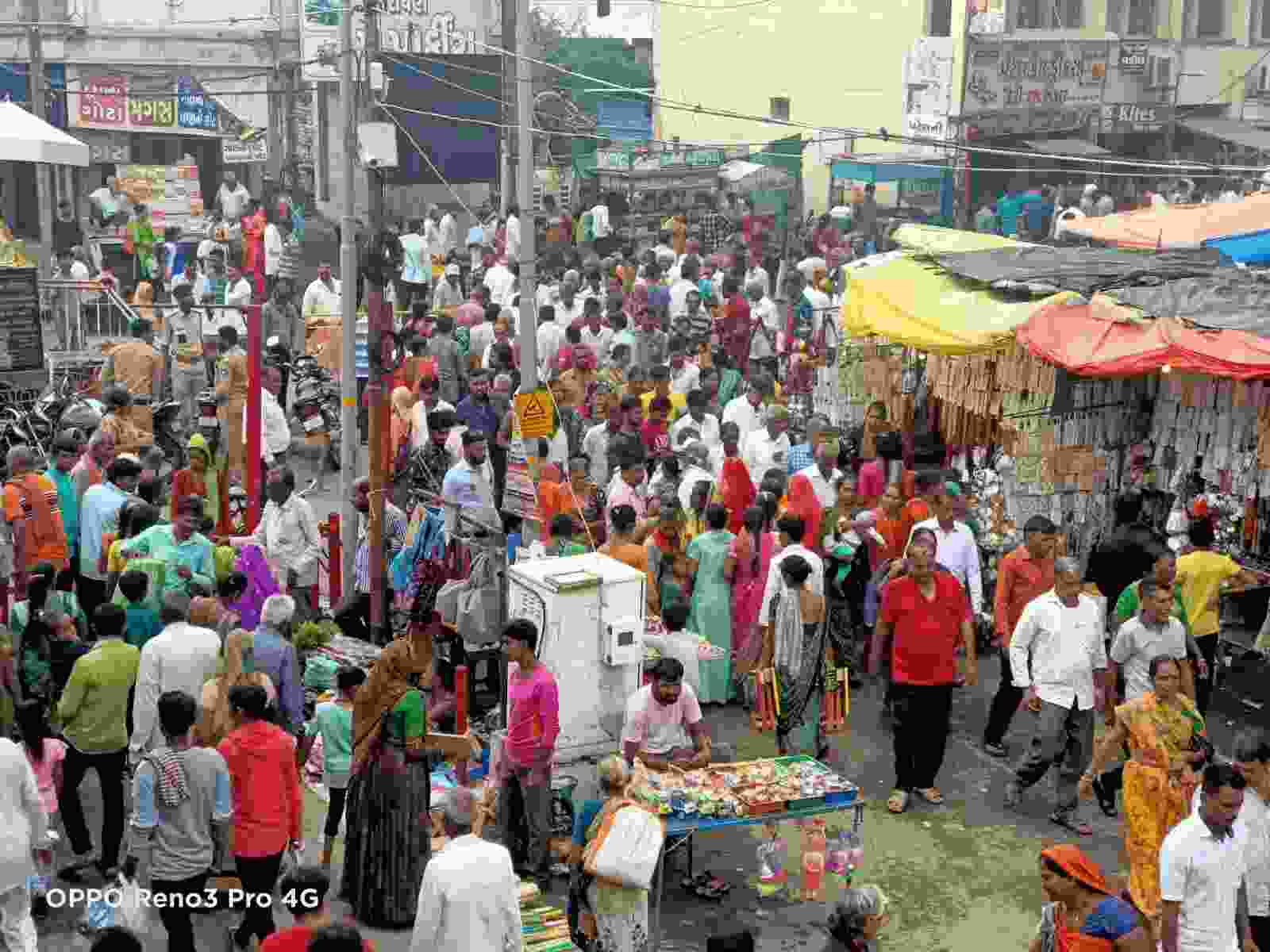 આજે શરદપૂનમ : મંગળા આરતી વખતે ડાકોરમાં ભગવાનના દર્શન કરવા ભક્તોના ધાડેધાડા ઉમટ્યા 