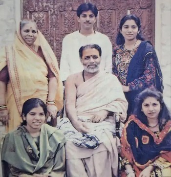 11062025-morari-bapu-wife-narmadaben-hariani-demise-talagajarda